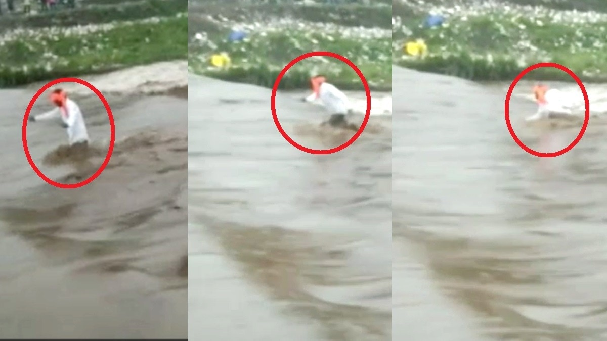 उफनती नदी पर पुल पार करते समय बहा युवक.