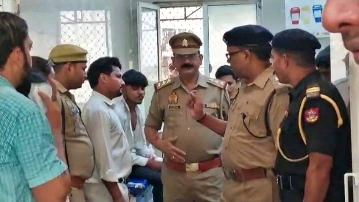 Ghazipur police engaged in investigation (Photo: ITG)