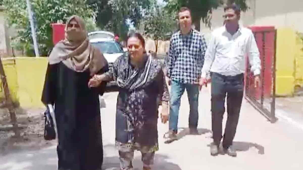 जेल में आजम खान से मिले पत्नी और बेटा (Photo: Screengrab)