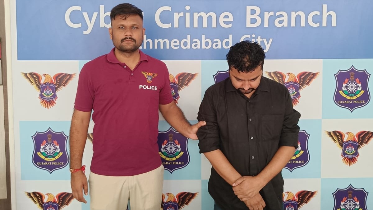 विदेश में नौकरी दिलाने के नाम पर साइबर क्राइम में धकेलने का खुलासा, अहमदाबाद से बिचौलिया गिरफ्तार