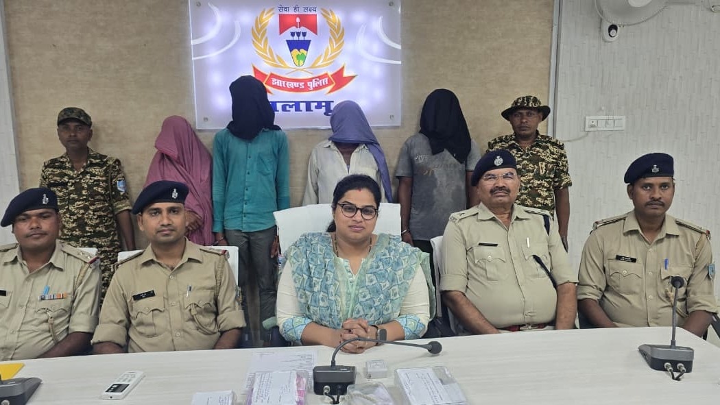 पुलिस के गिरफ्त में आरोपी.(Photo: Satyajeet Kumar/ITG)