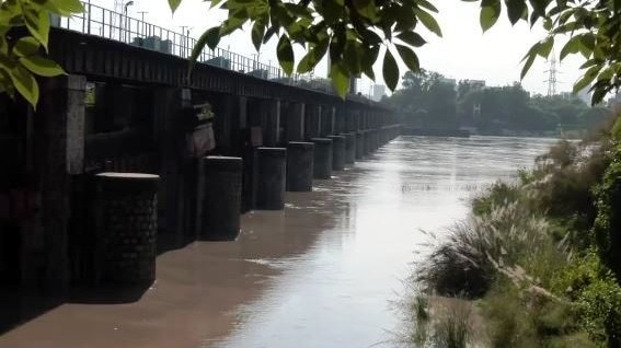 दिल्ली में बाढ़ का संकट, यमुना बाजार के निचले इलाकों में घुसा पानी, छतों पर रहने के लिए लोग मजबूर