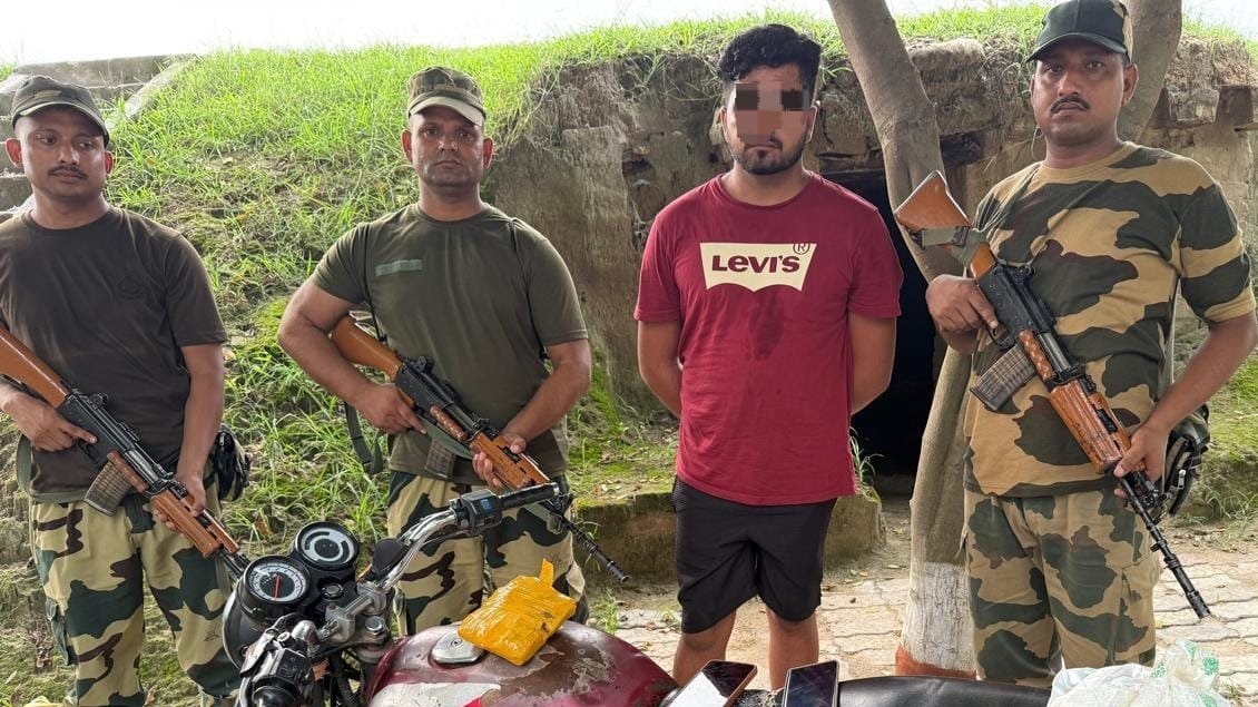 बीएसएफ ने पंजाब में ड्रग तस्कर दबोचे. (Photo: SHIVANI SHARMA/ITG)