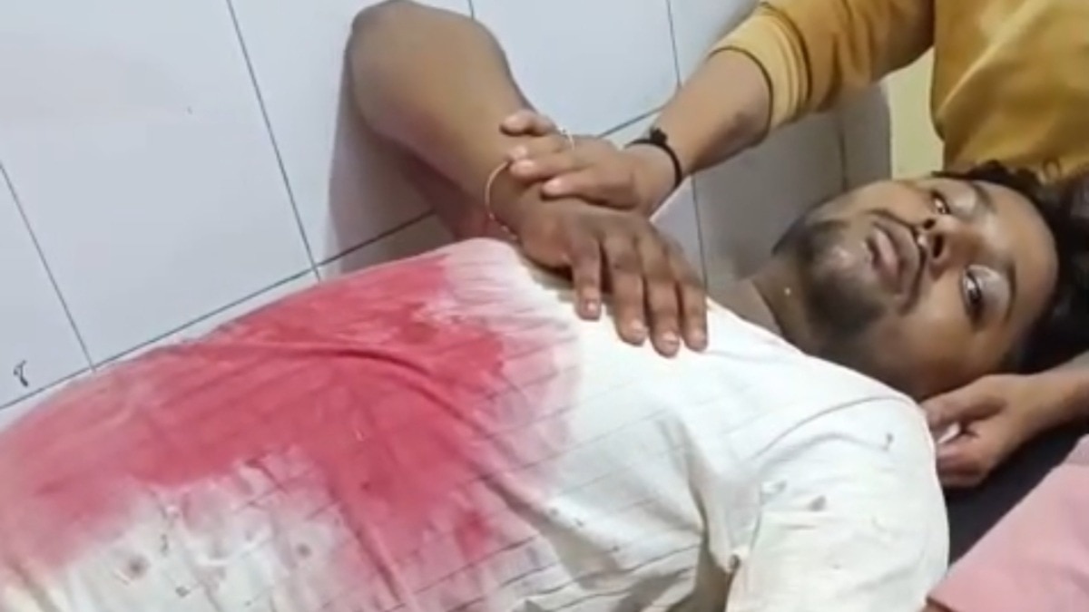 घायल युवक अस्पताल में भर्ती.(Photo: Santosh Kumar Singh/ITG) 