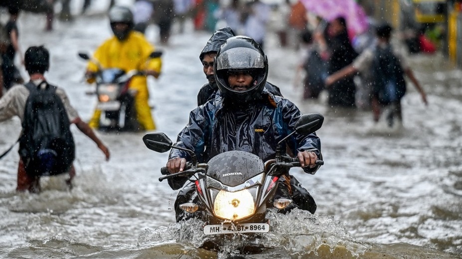 महाराष्ट्र: लगातार बारिश के बाद मुंबई के स्कूलों और कॉलेजों में छुट्टी का ऐलान, कई जिलों में रेड अलर्ट