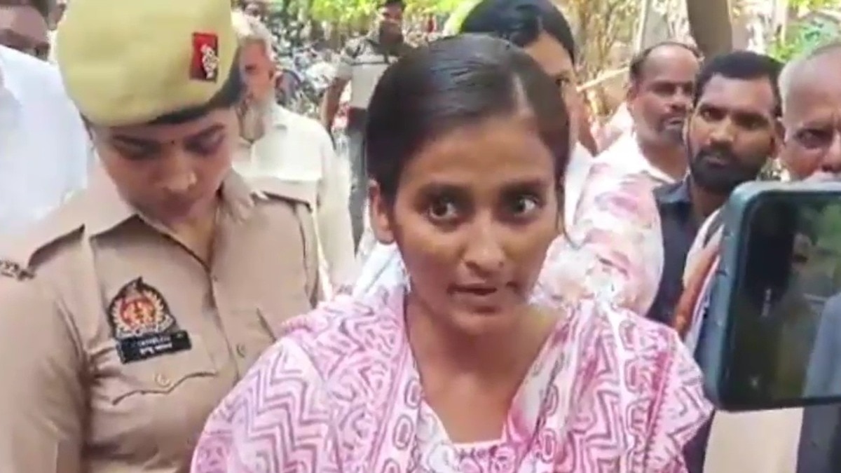 DM ऑफिस में न्याय की गुहार लगाने पहुंची महिला. (Photo: Screengrab)