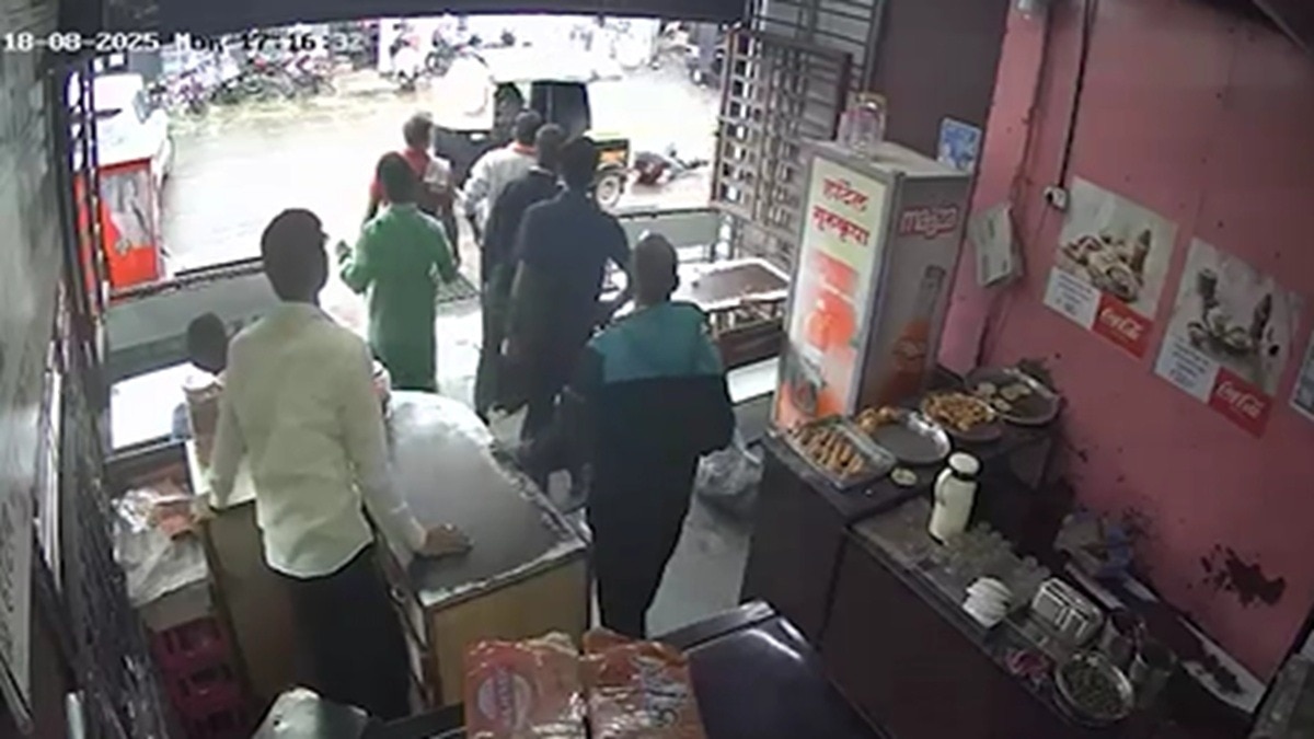 नशे में धुत्त ऑटो चालक ने महिला कांस्टेबल को घसीटा (Photo: ITG)