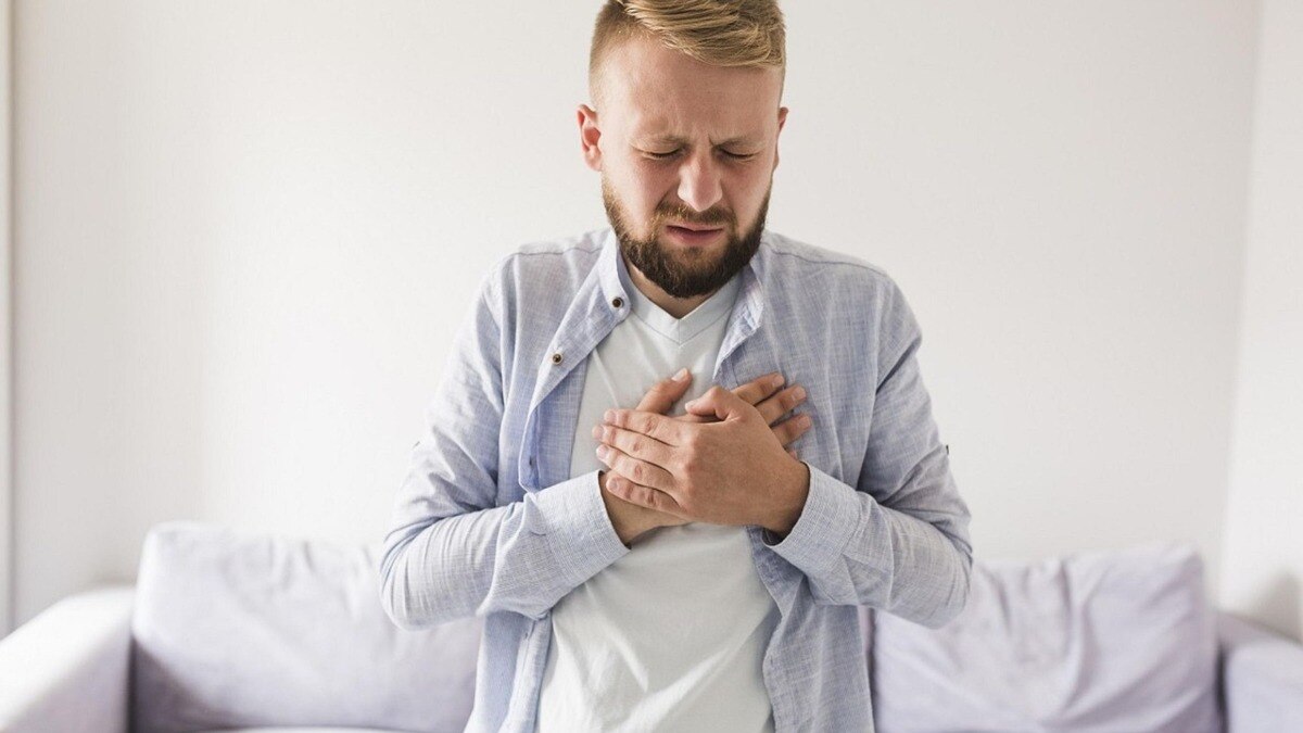 शख्स के सीने में होता था दर्द, X-ray में दिखा ब्लेड, डॉक्टर हैरान कि आखिर ये चेस्ट के अंदर कैसे पहुंची