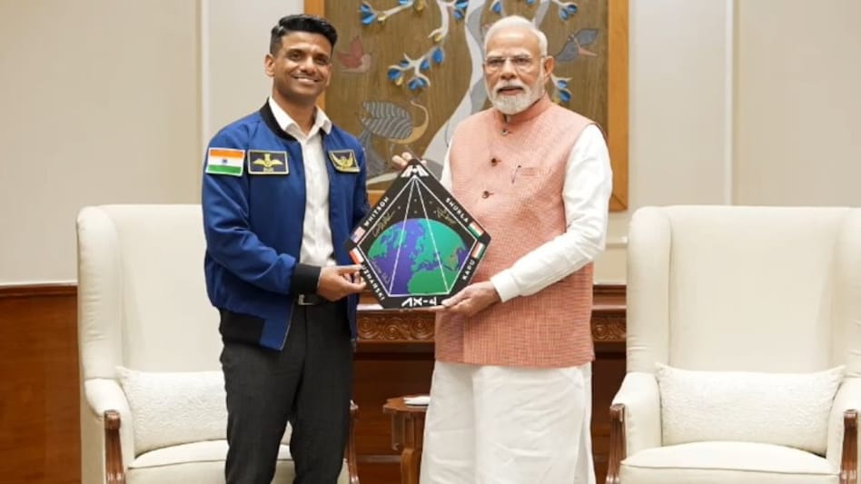 पीएम आवास पर हुई इस मुलाकात में प्रधानमंत्री ने शुभांशु से अंतरिक्ष में उनके अनुभव के बारे में बात की. (Photo: ITG) पीएम आवास पर हुई इस मुलाकात में प्रधानमंत्री ने शुभांशु से अंतरिक्ष में उनके अनुभव के बारे में बात की. (Photo: ITG)