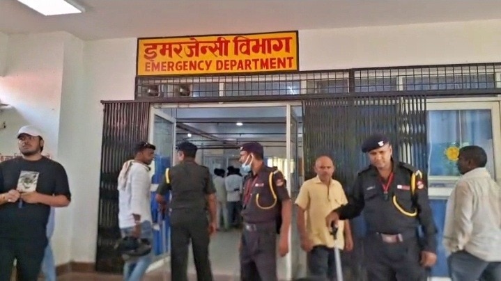 चाकूबाजी में घायल छात्रों को अस्पताल लाया गया (Photo: ITG)