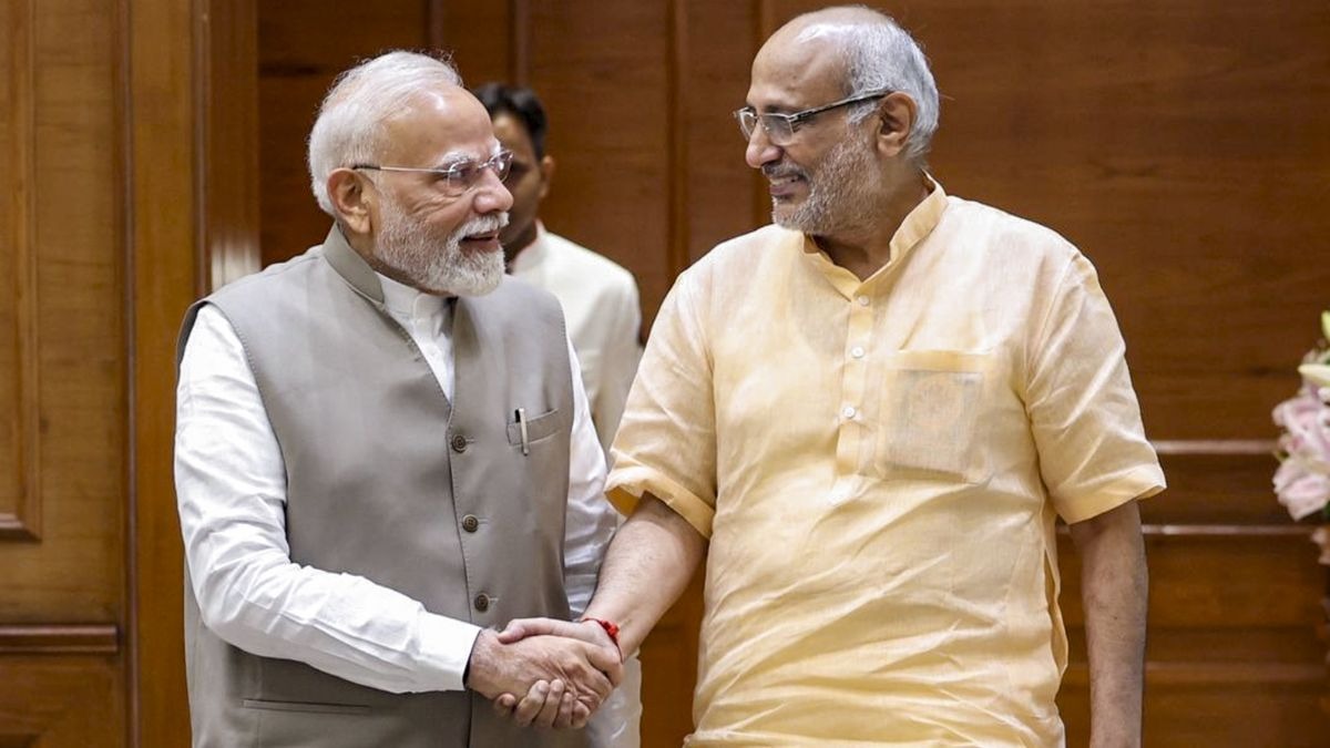 प्रधानमंत्री नरेंद्र मोदी बीजेपी के उपराष्ट्रपति पद के उम्मीदवार महाराष्ट्र के राज्यपाल सीपी राधाकृष्णन के साथ. (Photo: PTI)