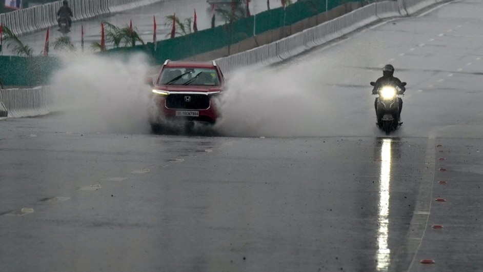 Delhi Rains: एक दिन का ब्रेक! दिल्ली-NCR में फिर शुरू हुई झमाझम बारिश, तेज हवाओं का भी अलर्ट