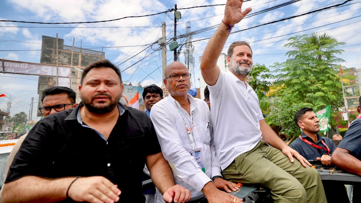 बिहार के औरंगाबाद में तेजस्वी और राहुल गांधी अपनी यात्रा के दौरान (File Photo: PTI)