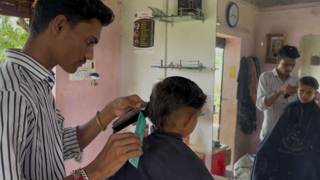 गांव में पहली बार नाई ने काटे बाल.(Photo: Brijesh Doshi/ITG)