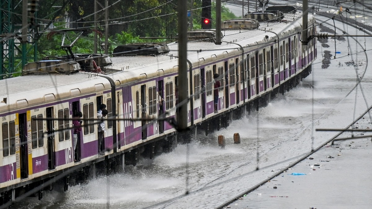 मुंबई में भारी बारिश से बाधित हुईं रेलवे सेवाएं (Photo: AFP)