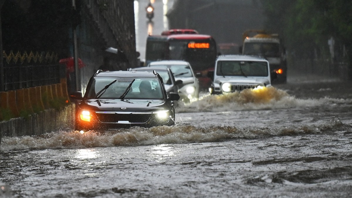 मुंबई में भारी बारिश से जन-जीवन प्रभावित (Photo: AFP)
