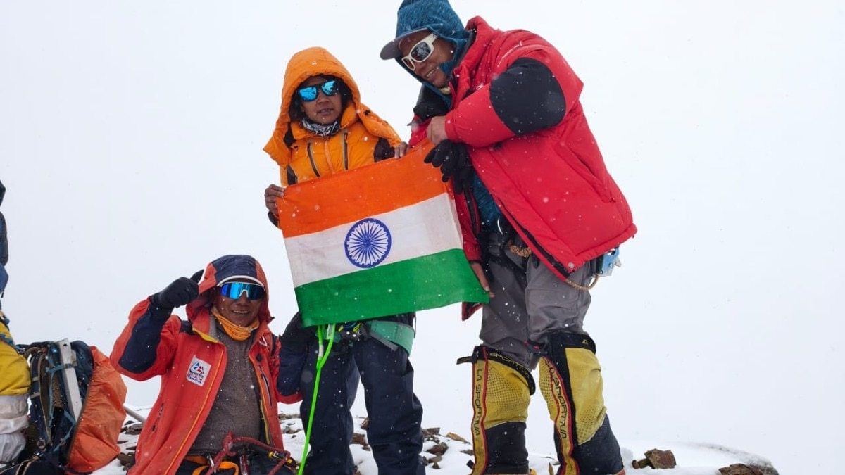 Sonia Kushwaha hoisted the tricolor on a peak 20 thousand feet high (Photo: ITG)