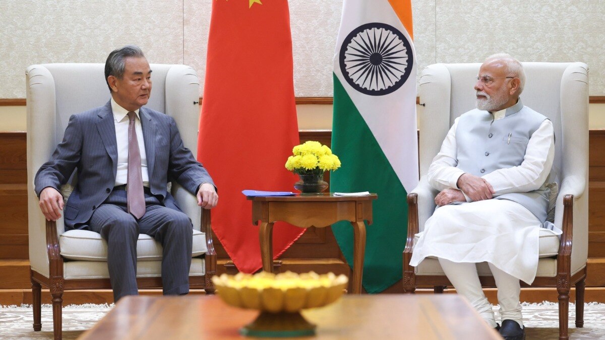 चीन के विदेश मंत्री वांग यी से PM मोदी की मुलाकात (Photo: X/@narendramodi)