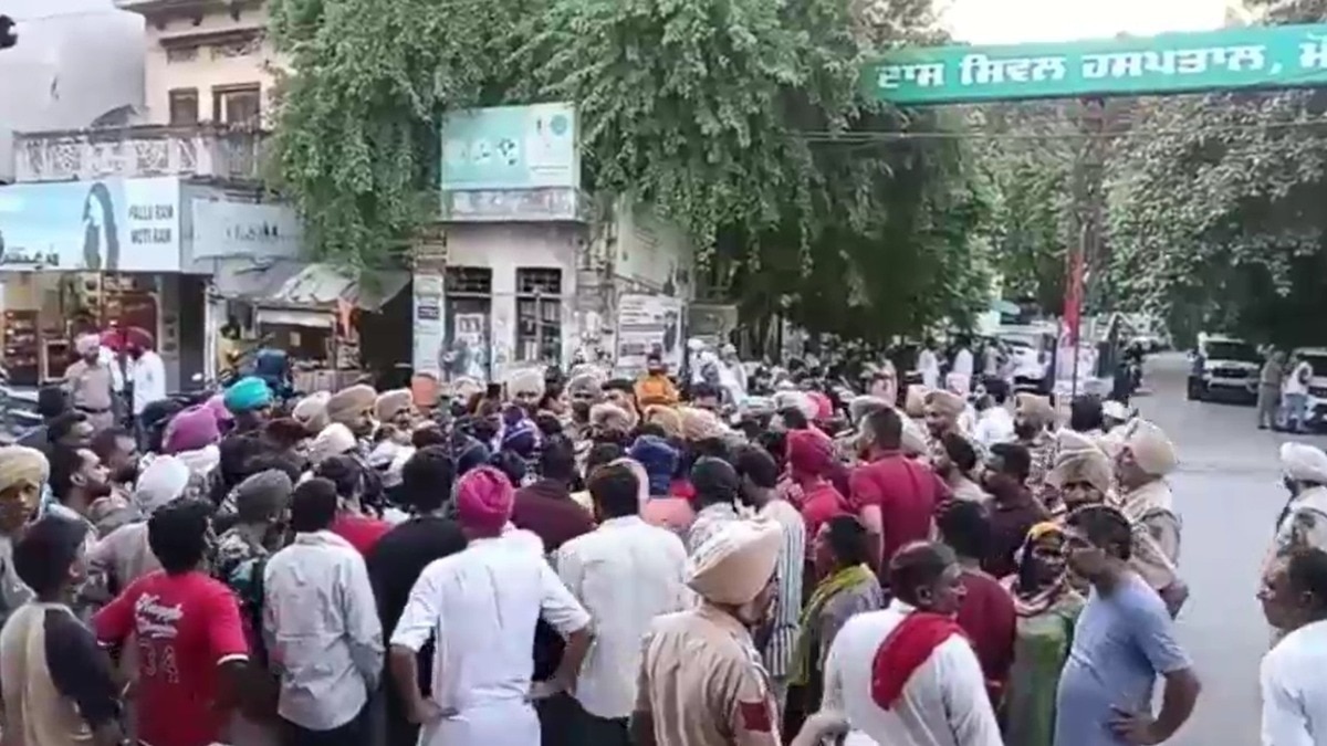 युवक की मौत के बाद गुस्साए परिजनों ने किया हंगामा. (Photo: Screengrab)