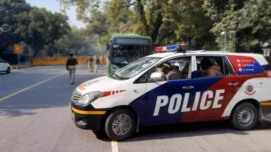 दिल्ली के 50 स्कूलों को बम से उड़ाने की धमकी, डॉग स्क्वायड और बम डिस्पोजल टीम मौके पर - delhi schools bomb threats email dog squad bomb disposal team fire department malviya