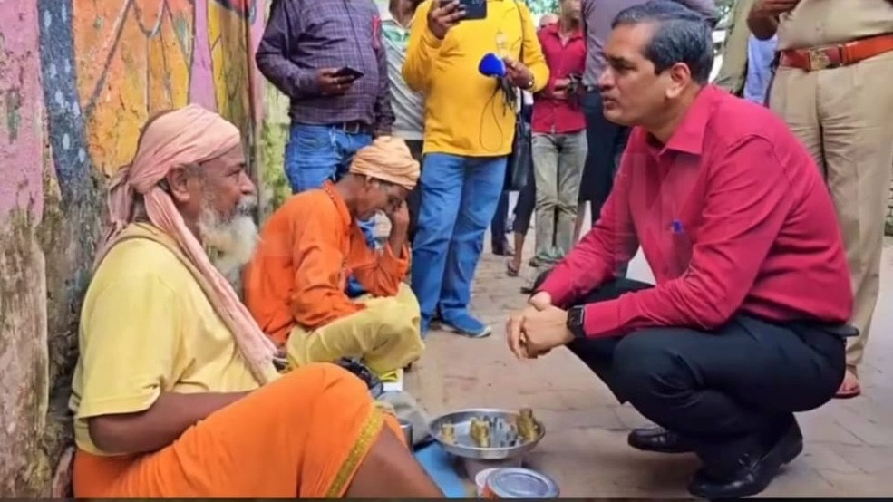 Mathura DM's video goes viral (photo- screengrab)