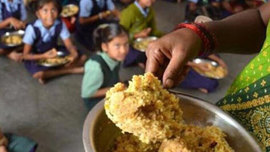 बिलासपुर के सरकारी स्कूल में मिड-डे मील में कुत्तों का झूठा भोजन परोसा गया. (Photo: ITG)