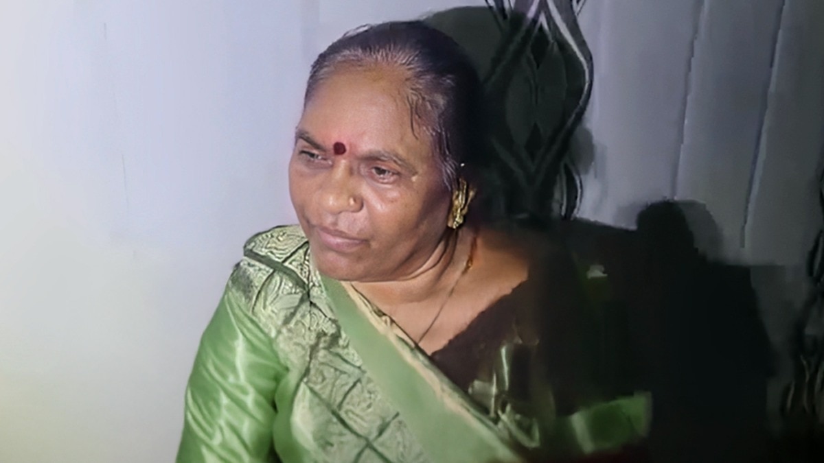 दिल्ली CM पर हमला करने वाले आरोपी की मां.(Photo: Screengrab)