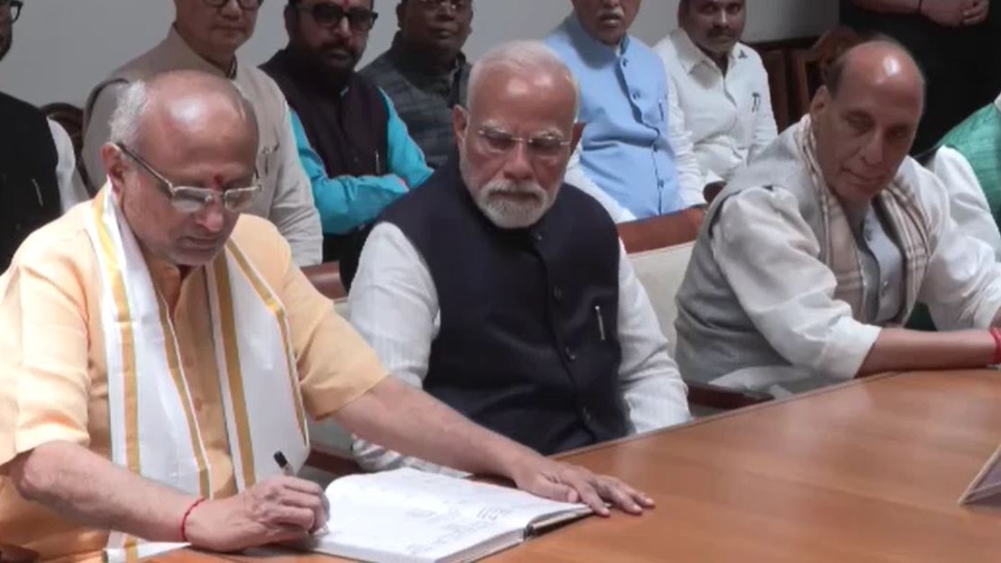 सीपी राधाकृष्णन के नामांकन के वक्त दिलचस्प वाकया. (Photo- Screengrab)