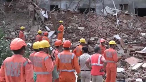 दिल्ली के दरियागंज में इमात ढहने से कई की मौत (Photo: PTI) 