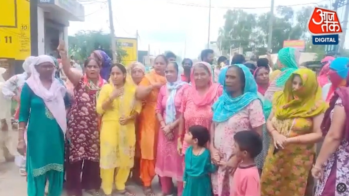 सोनीपत में महिलाओं ने न्याय की मांग में जाम लगाया (Photo: ITG)