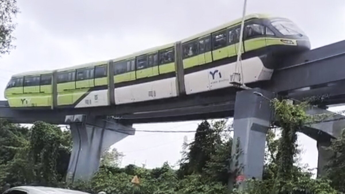 ये तस्वीर मुंबई की मोनोरेल की है, जो कल भक्ति पार्क और मैसूर कॉलोनी के बीच फंस गई थी (Photo: PTI)