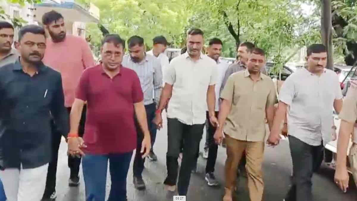 डायमंड फैक्ट्री मालिक समेत तीन गिरफ्तार (Photo: Screengrab)