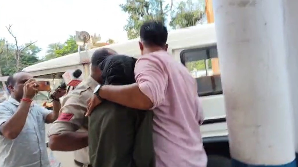 आरोपी को पकड़कर ले जाती पुलिस.(Photo:ITG)