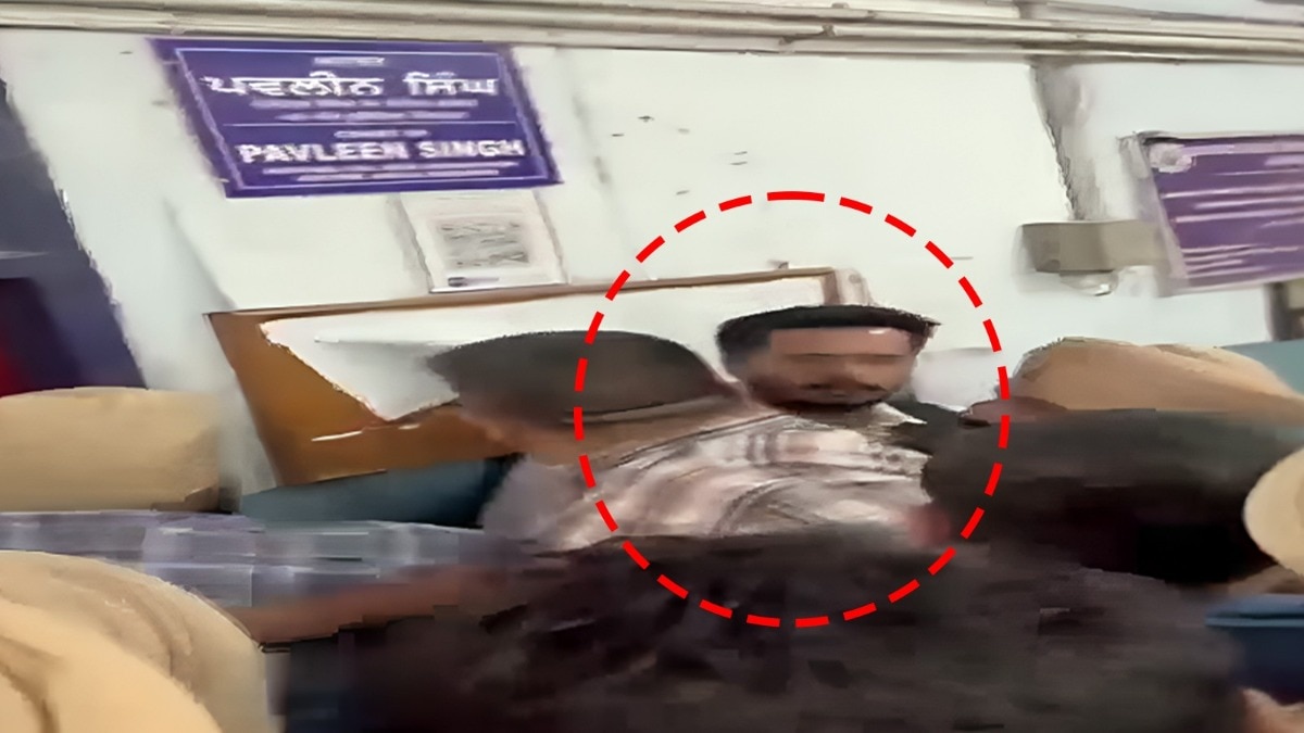 कोर्ट रूम में वकील ने इन्फ्लूएंसर गुरविंदर सिंह प्रिंकल को मारा थप्पड़ (Photo: Screengrab)