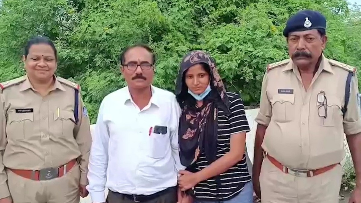  जीआरपी ने अर्चना तिवारी को उसके परिजनों के सुपुर्द कर दिया (Photo:ITG) 