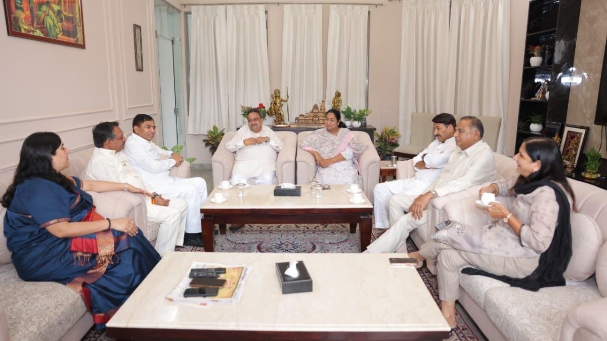 सीएम रेखा गुप्ता से मुलाकात करते हुए दिल्ली के सातों लोकसभा सांसद (Photo: ITG)