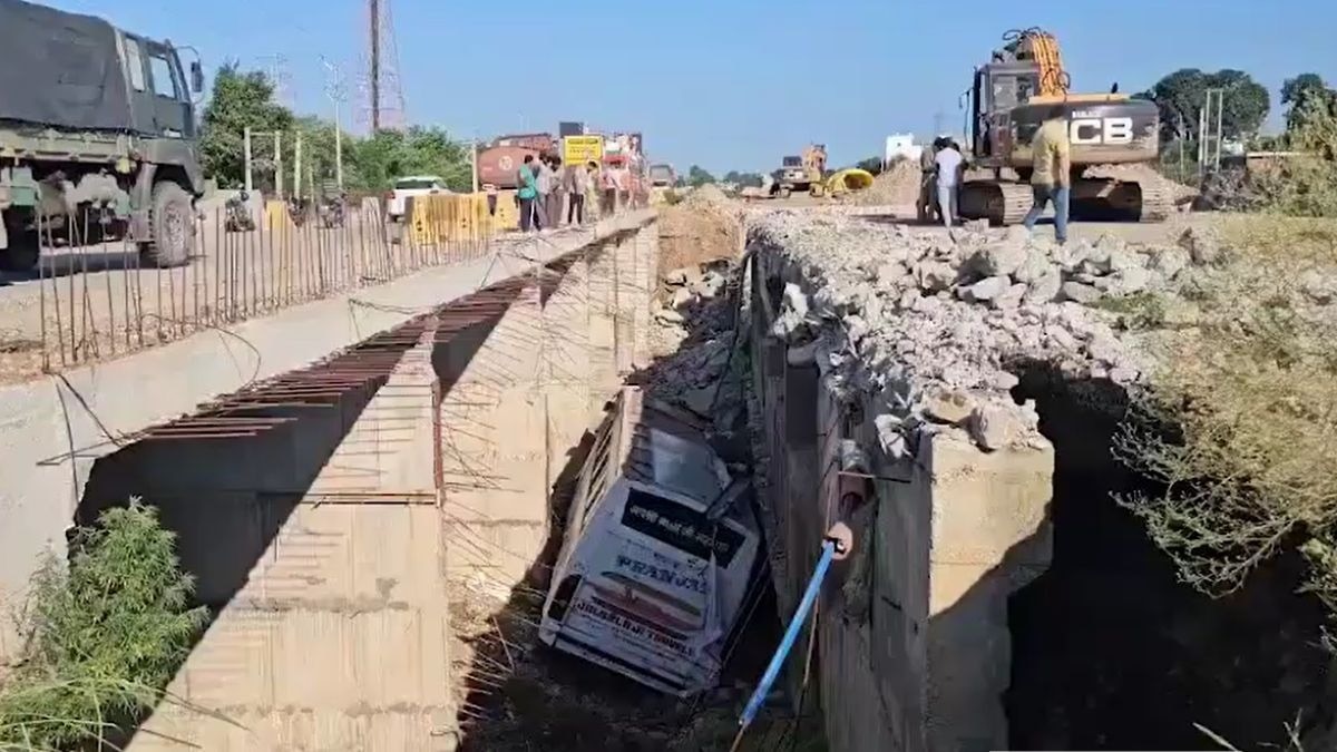 पुल से गिरी श्रद्धालुओं की बस. (Photo: ITG)