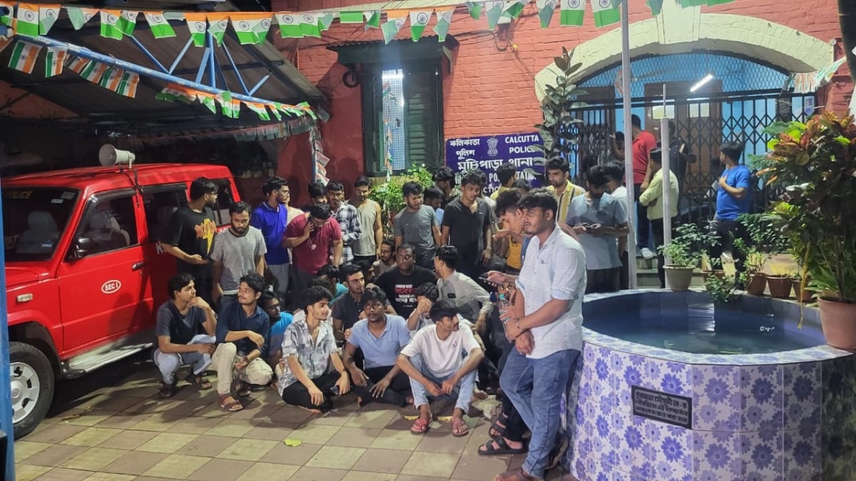 कलकत्ता यूनिवर्सिटी का एक छात्र मोबाइल एक्सेसरी खरीदने दुकान पर गया, जहां बांग्ला बोलने पर दुकानदार और उसके बीच हाथापाई हो गई. (Photo: ITG)