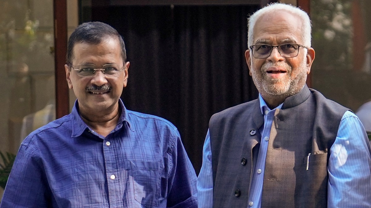 बी. सुदर्शन रेड्डी ने अरविंद केजरीवाल से मुलाकात की (Photo: PTI)