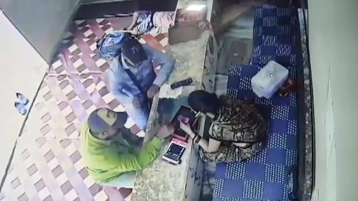 सराफा दुकान से पार किया गहनों का डिब्बा. (Photo: Screengrab)