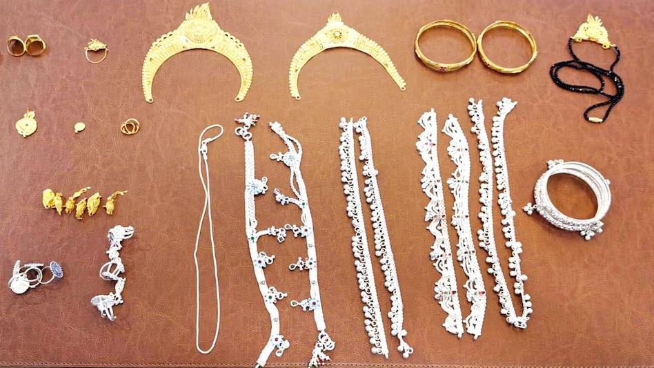 चोर महिला से बरामद किए गए आभूषण. चोर महिला से बरामद किए गए आभूषण.