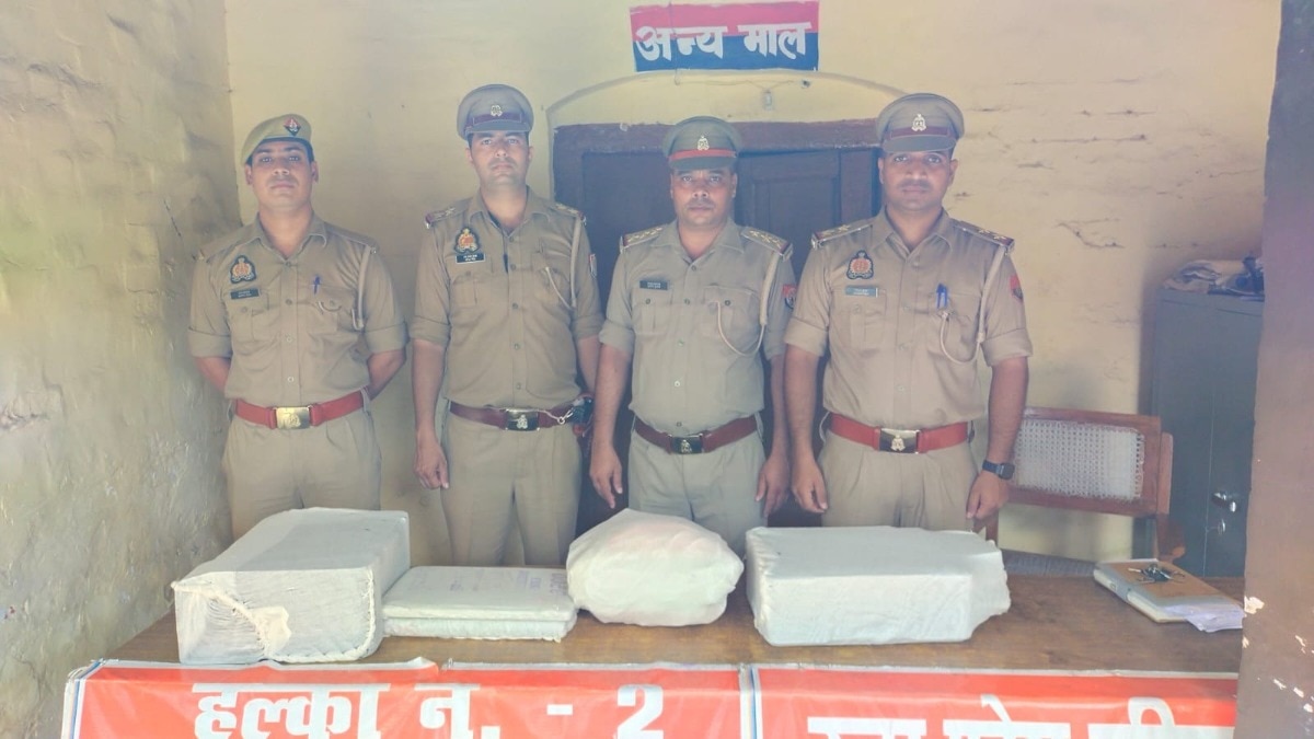  फर्जी आधार कार्ड, पैन कार्ड और लैपटॉप बरामद. (Photo: Ashish/ITG)