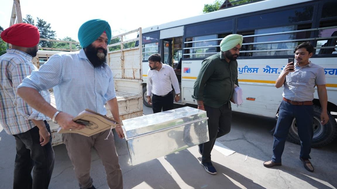 बिक्रम मजीठिया के खिलाफ 40 हजार पन्नों की चार्जशीट दाखिल, 4 बक्सों में भरकर पुलिस ने कोर्ट पहुंचाया