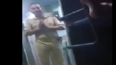 महिला सिपाही से छेड़खानी के बाद ट्रेन में माफी मांगता आरोपी सिपाही. (Photo: Screengrab)