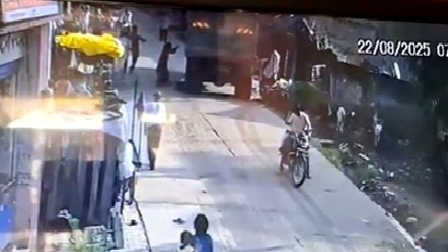 झांसी में डंपर ने महिला को कुचला.  (Photo: Screengrab)