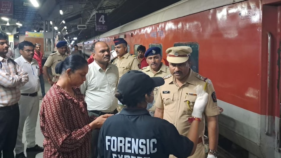 ट्रेन में मिली बच्चे की लाश. (Photo: ITG) ट्रेन में मिली बच्चे की लाश. (Photo: ITG)
