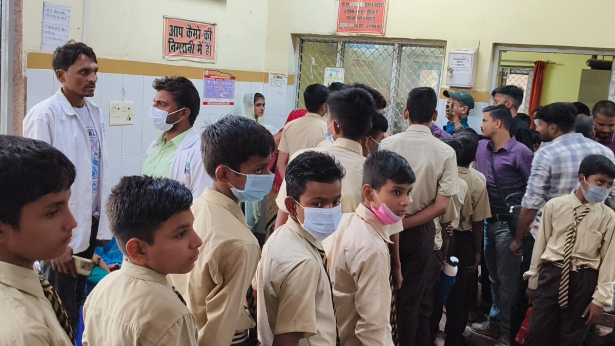 इलाज के लिए अस्पताल पहुंचे अटल आवासीय विद्यालय के बच्चे. (Photo: Siddharth Gupta/ITG)