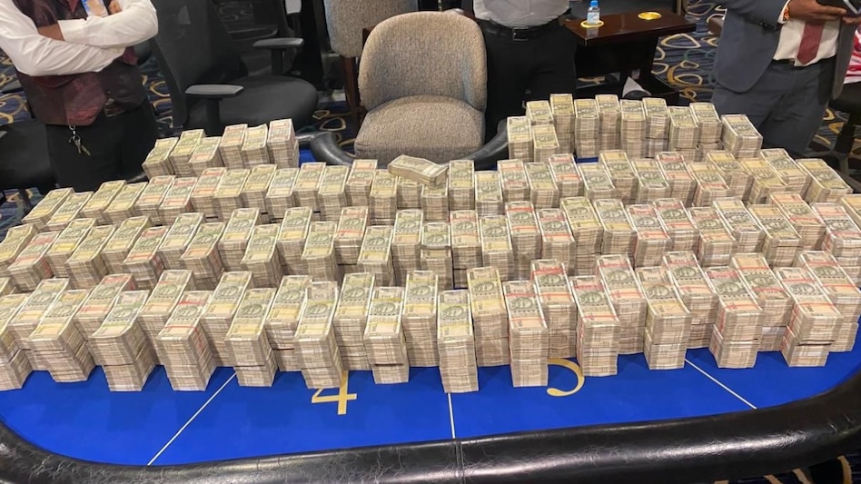 500-500 के बंडल, विदेशी करेंसी, सोना-चांदी... कांग्रेस विधायक के घर रेड में मिले खजाने की चौंकाने वाली तस्वीरें - ED Seizes ₹12 Crore Arrests Karnataka MLA KC Veerendra ...