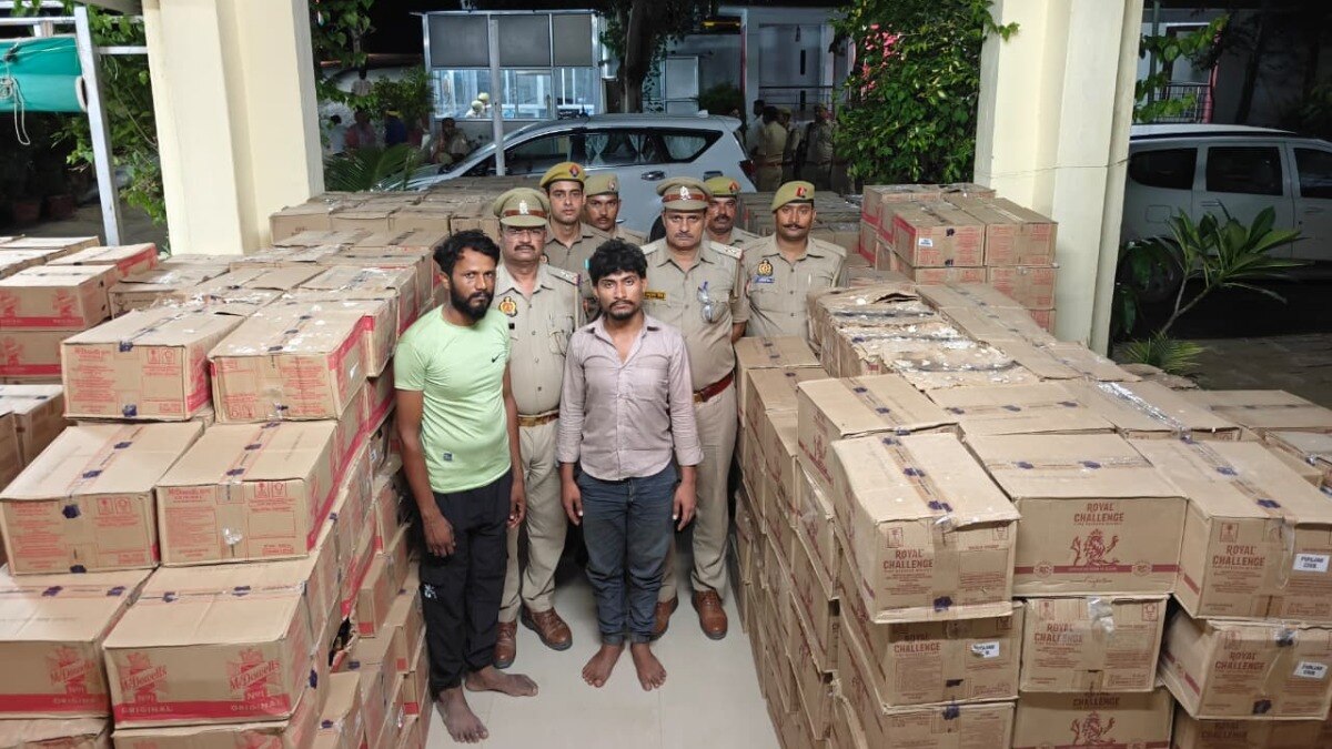 शराब की  809 पेटियां बरामद.(Photo: Akhilesh Kumar/ITG)