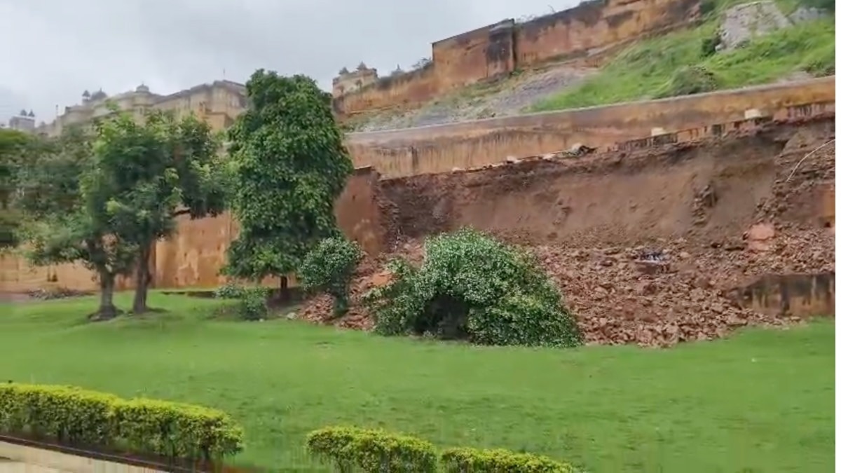 जयपुर के आमेर किले में ‘दिल-ए-आराम बाग’ की 200 फीट लंबी दीवार हुई क्षतिग्रस्त (Photo: ITG/Vishal Kumar)